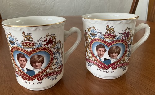 Pair mugs commemorating the - pair,